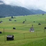 Feld mit Kirche