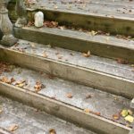 Herbstlaub auf Treppe