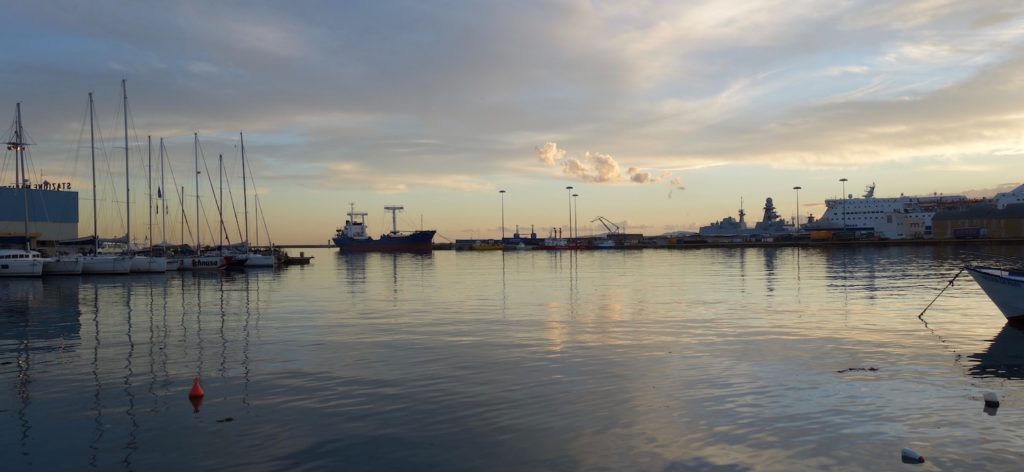 Hafen Cagliari bei Sonnenuntergang, Sardinien, Italien