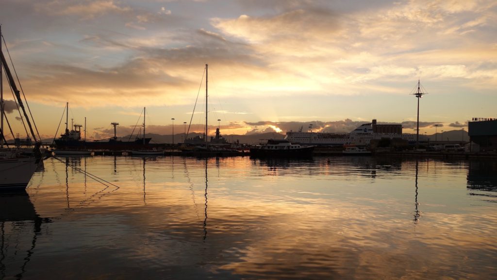 Hafen Cagliari bei Sonnenuntergang, Sardinien, Italien
