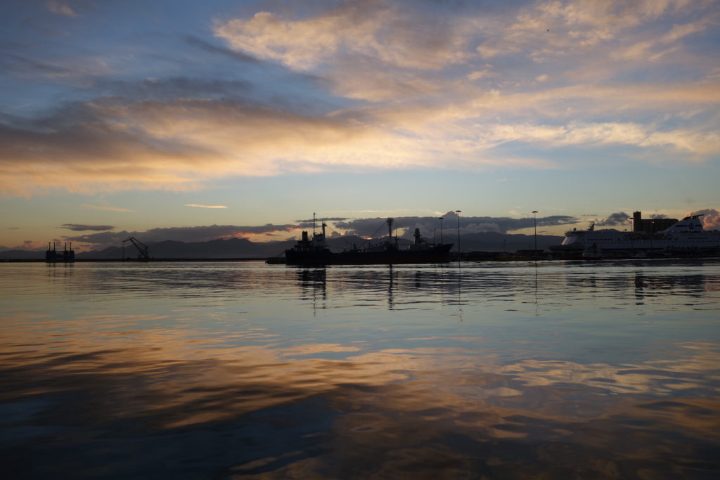 Hafen Cagliari bei Sonnenuntergang, Sardinien, Italien