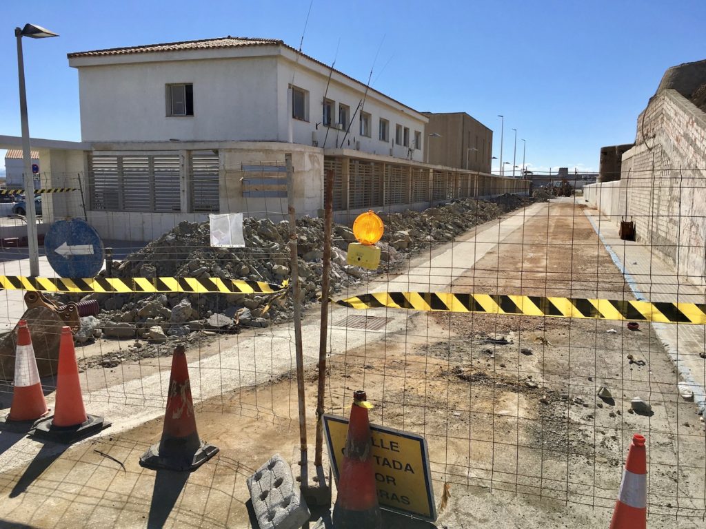 Strasse zum Punta de Tarifa, Andalusien, Spanien gesperrt