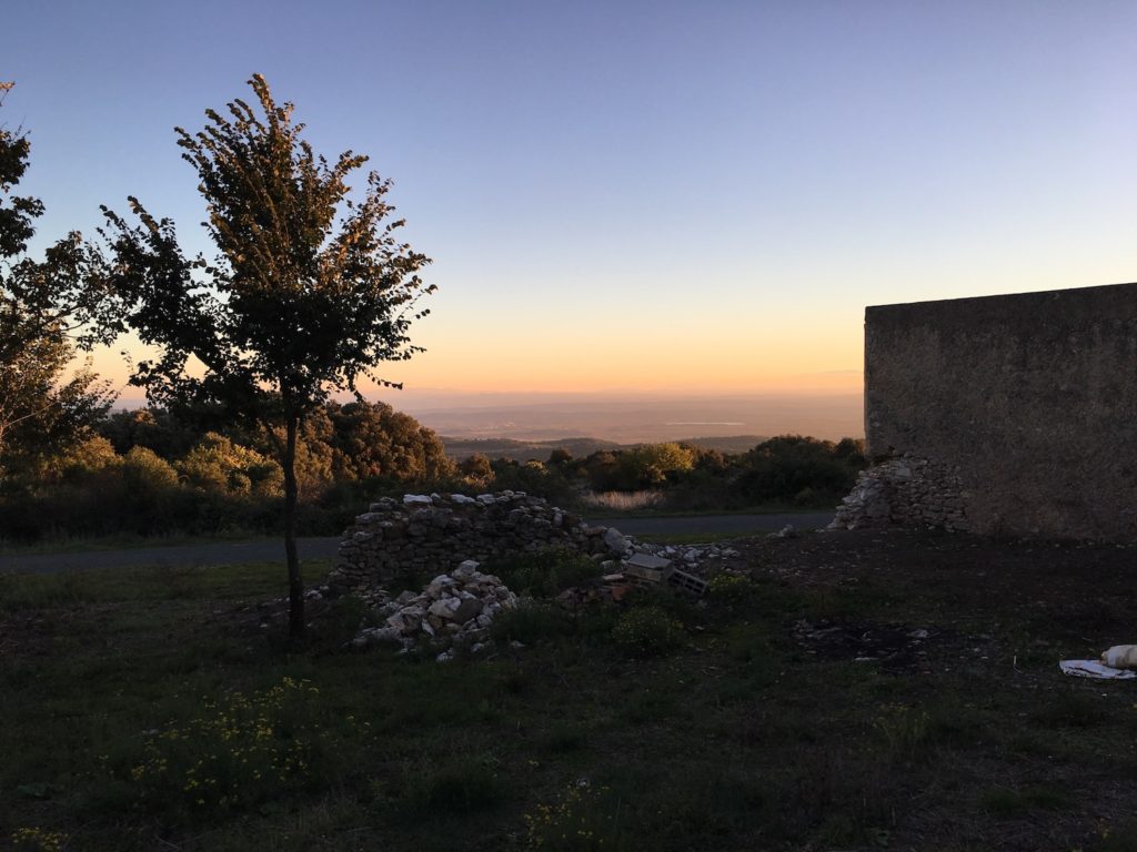 Lost Place mit Aussicht bei Minerve, Languedoc, Frankreich