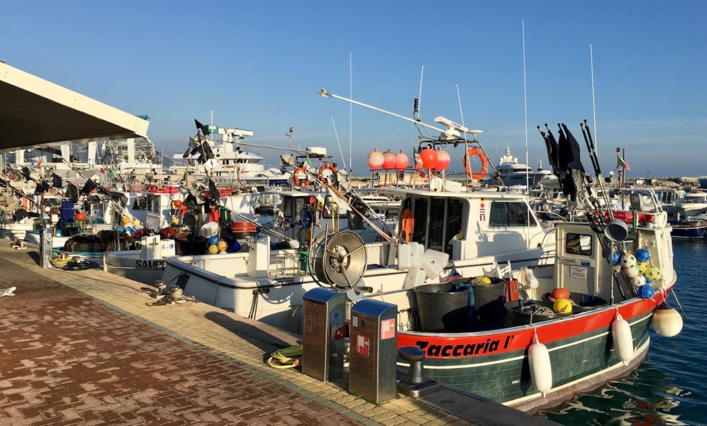 Fischerboote im Hafen von Loano, Ligurien, Italien