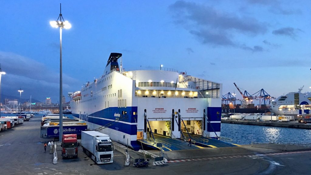 Fährschiff Sharden, Tirenia Flotte im Hafen von Genua, Italien