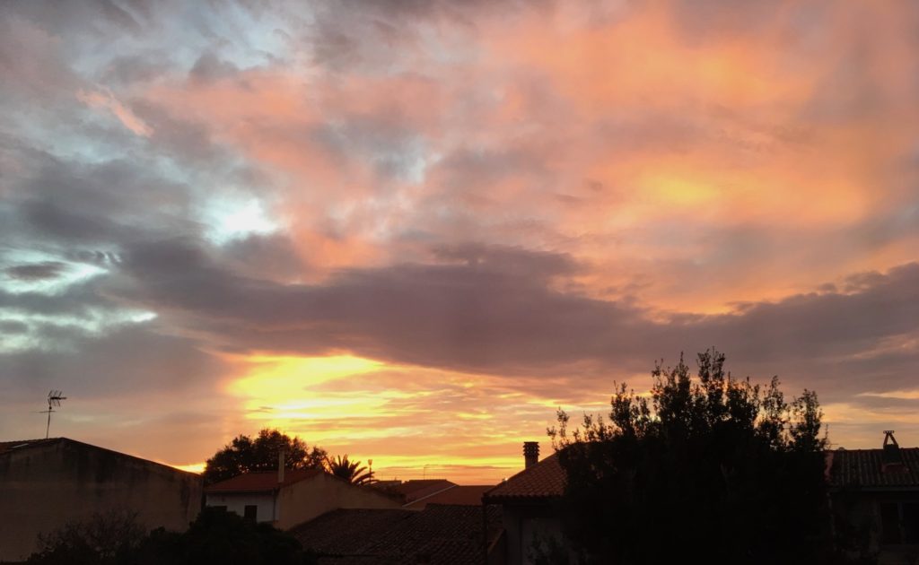 Typischer Sonnenuntergang auf Sardinien, Italien
