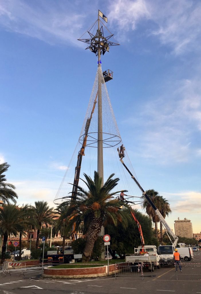 Weihnachtsbaum am Hafen von Cagliari, Sardinien, Italien