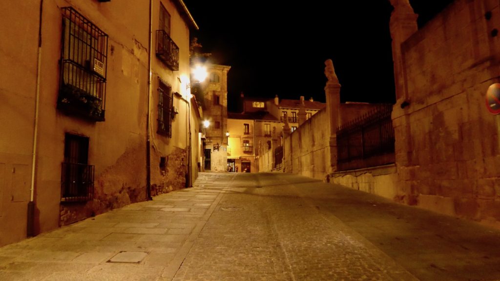 Altstadtgasse in Segovia, Spanien