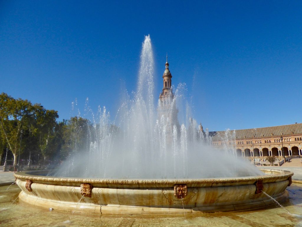 Springbrunnen im Plaza de España, Sevilla, Spanien