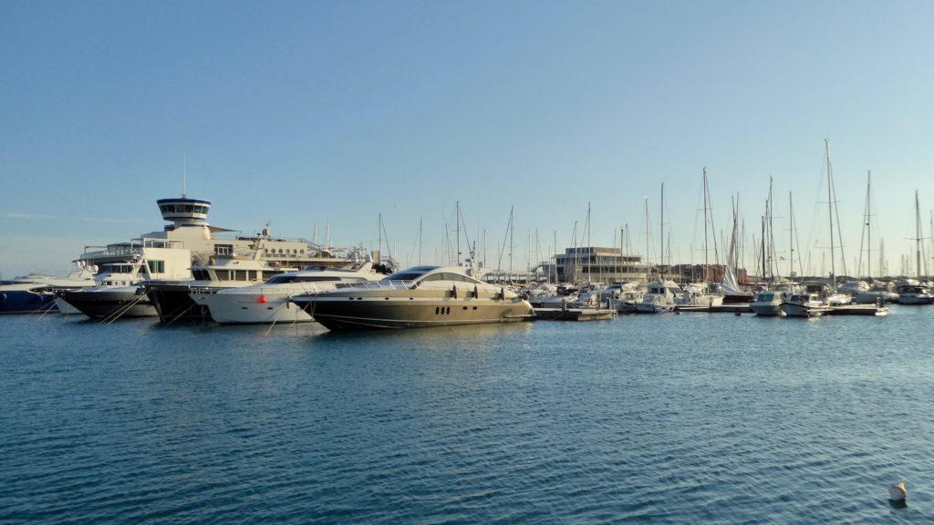 Yachten im Hafen von Loano, Ligurien, Italien