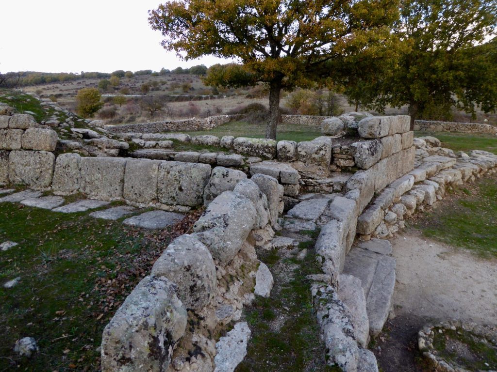 Seitlenansicht Gigantengrab bei Madau, Sardinien, Italien