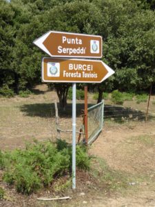Wegweiser zum Punte Seroeddí und Burceu Foresta Tuviois