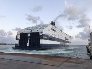 Grimaldi Cruise Barcelona läuft in Porto Torres ein