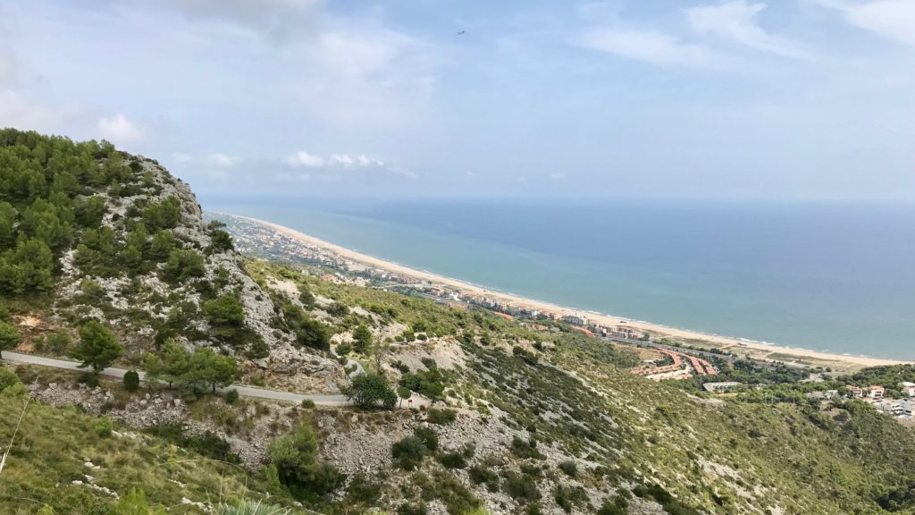 Ansicht auf Port Ginesta von der Bergstrasse aus gesehen