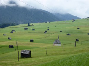 Feld mit Kirche