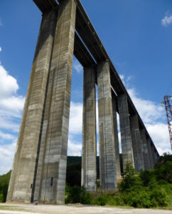 Brücke und Mopped