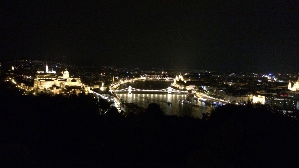 Kettenbrücke und Burgberg bei Nacht