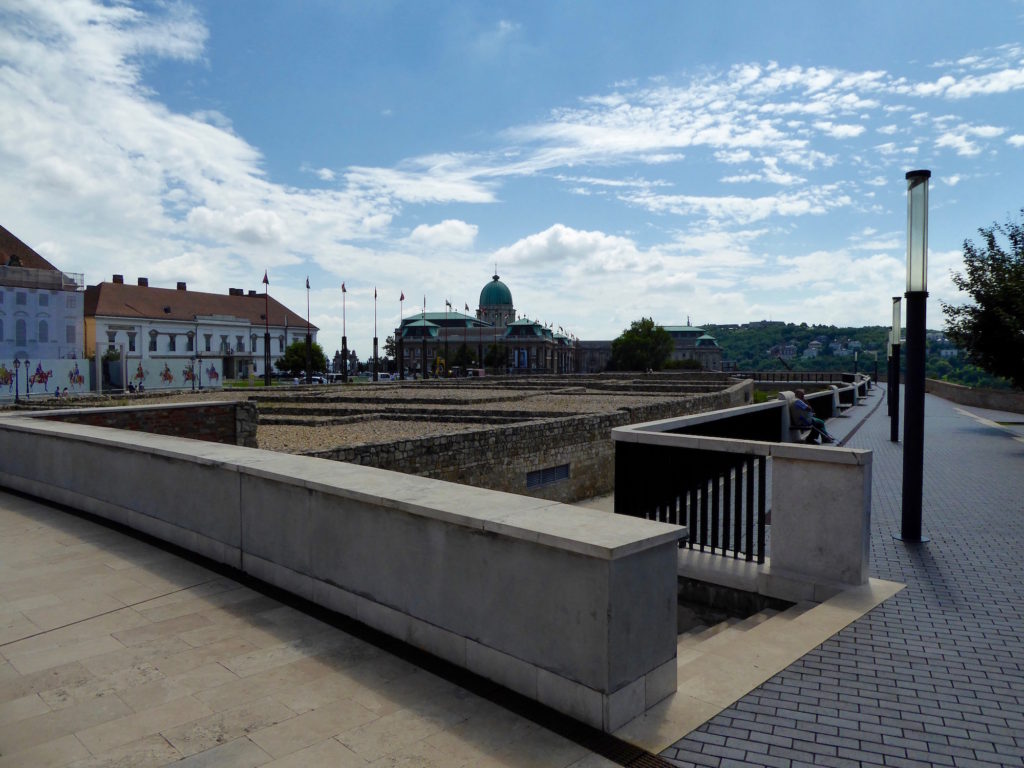 Ausgrabungsfeld an der ungarischen Nationalgalerie