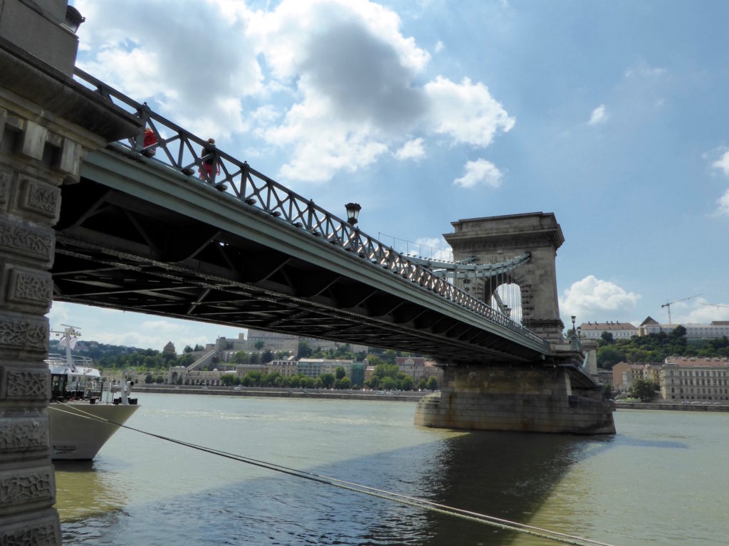 Kettenbrücke von unten