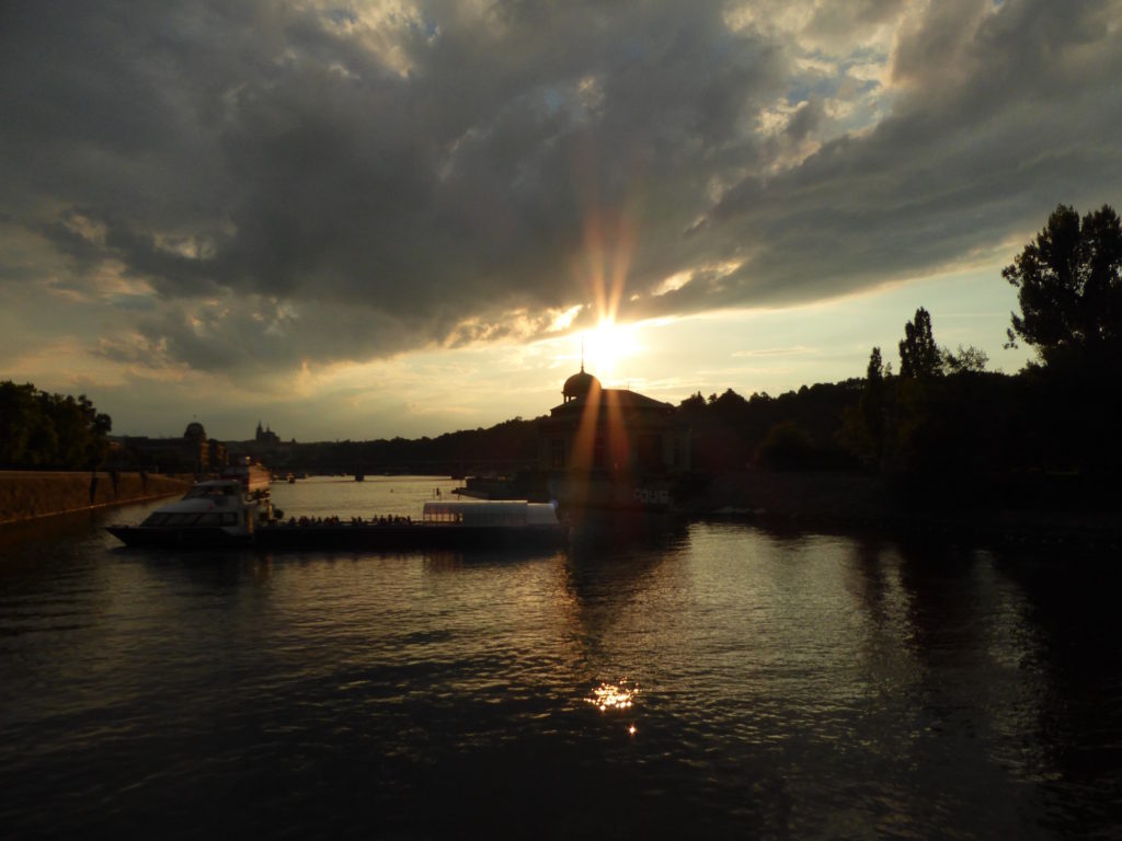 Sonnenuntergang auf der Moldau