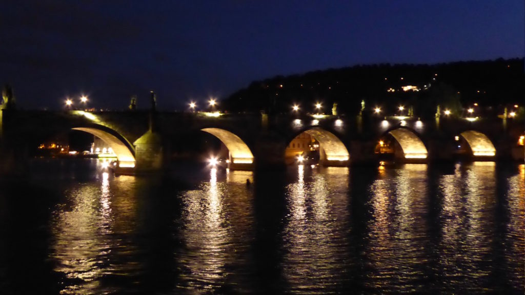Karlsbrücke bei Nacht