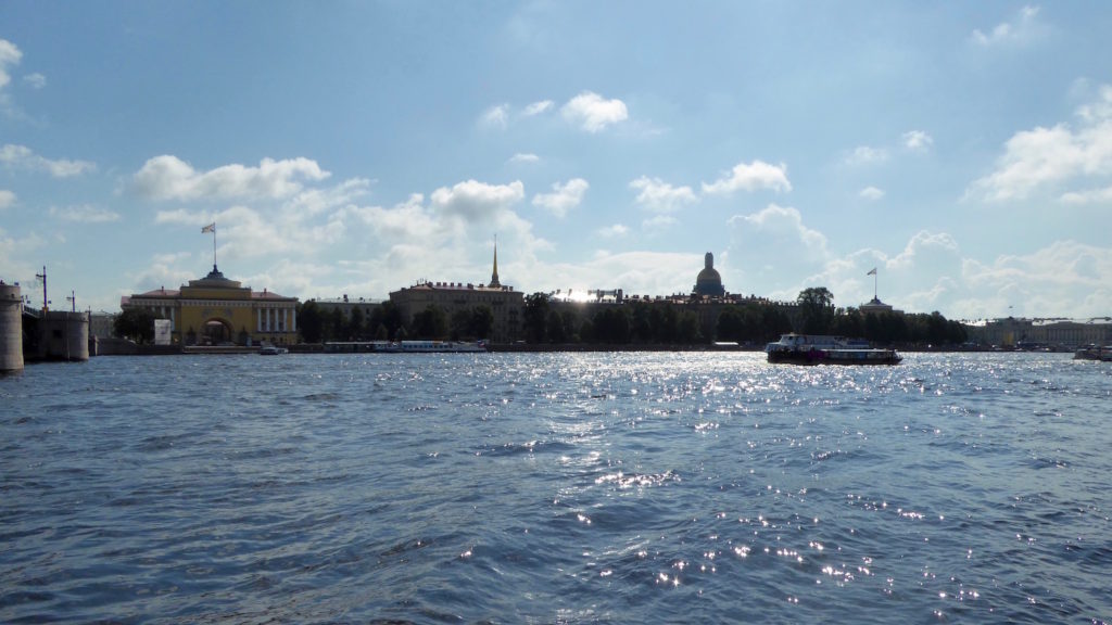 Blick auf St. Petersburg über die Neva