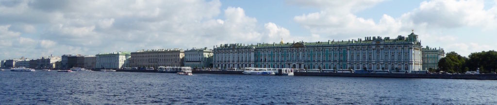 Winterpalast über der Neva