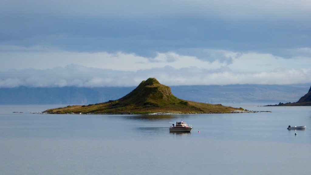 Berg mit Fischerboot