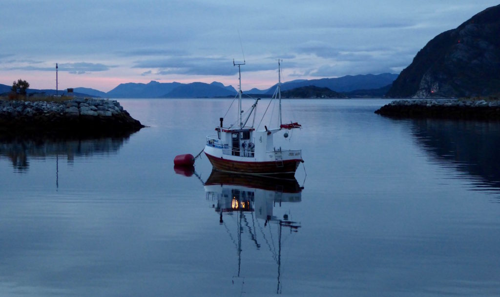 Boot zur Nacht am Reisafjord