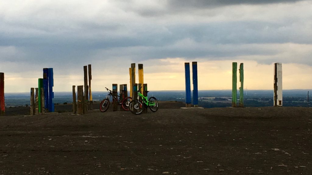 Kunstinstallation Totems mit Bikes