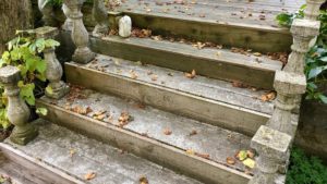 Herbstlaub auf Treppe