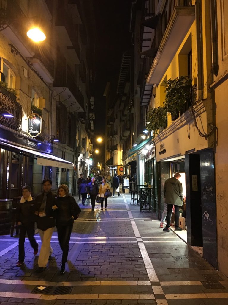 Altstadtgasse bei Nacht, Pamplona, Navarra, Spanien