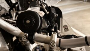 Quad-Lock Halterung, Vibrationsdämpfer und Lenkerhalterung nebst Induktions-Ladekopf